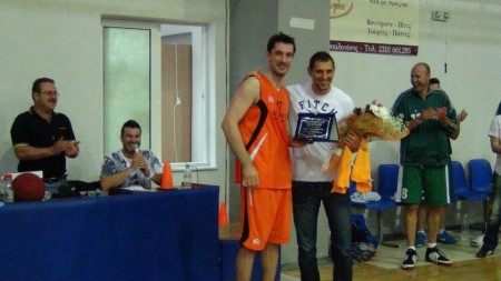 Από την απονομή πλακέτας στον Νίκο Χατζηβρέττα από τον αρχηγό της ομάδος Κώστα Χρήστου